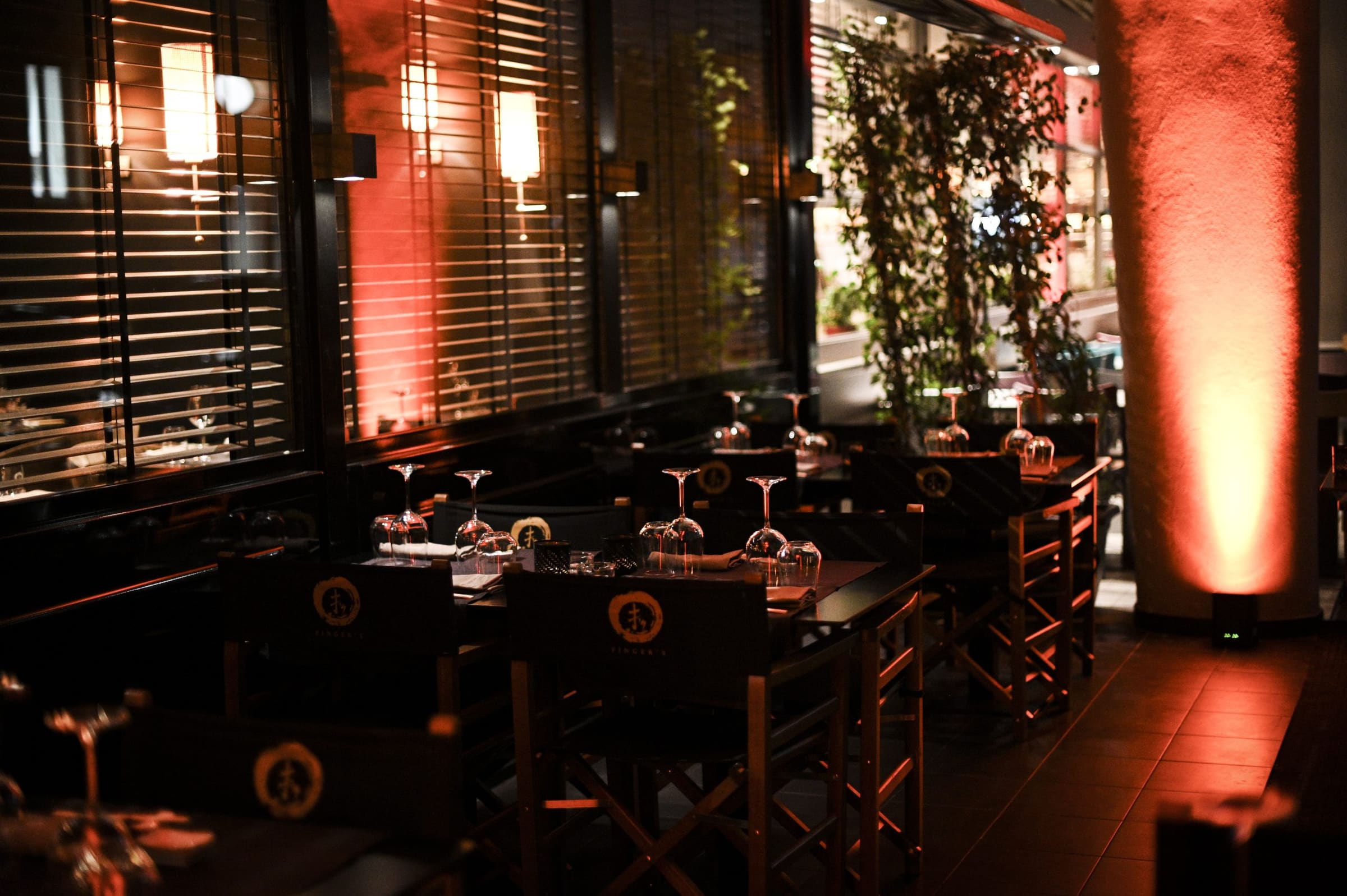 Interno di un ristorante con tavoli apparecchiati e atmosfera intima