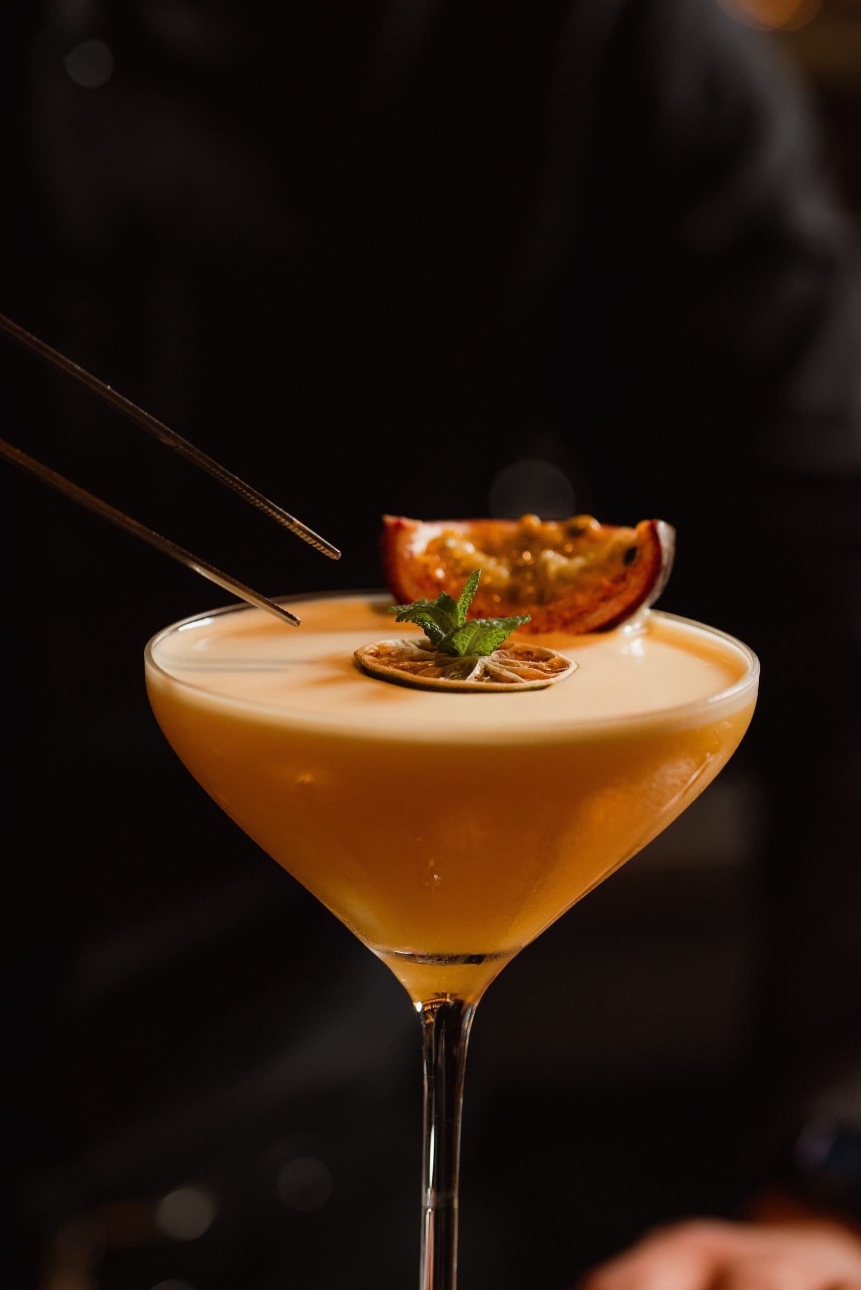 Cocktail con guarnizione di frutta in un bicchiere Martini